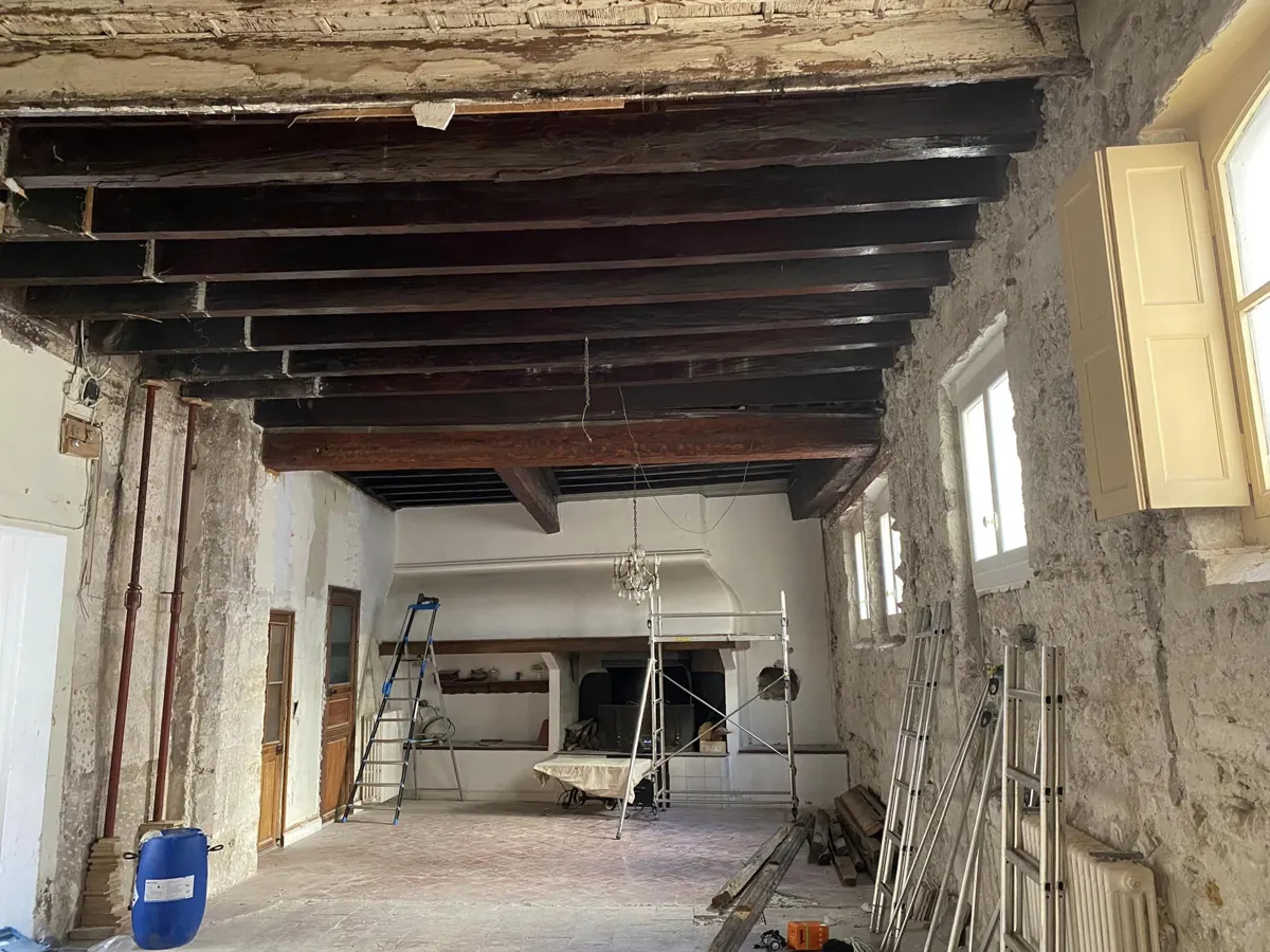 Plafond d’un hôtel particulier à Béziers avec des vrillettes détectées sur les poutres en bois.
